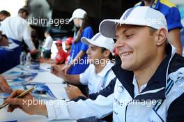 Valtteri Bottas (FIN) Williams signs autographs for the fans at the Fanzone. 09.10.2014. Formula 1 World Championship, Rd 16, Russian Grand Prix, Sochi Autodrom, Sochi, Russia, Preparation Day.