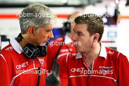Damon Hill (GBR) Sky Sports Presenter joins the Marussia F1 Team mechanics. 19.09.2014. Formula 1 World Championship, Rd 14, Singapore Grand Prix, Singapore, Singapore, Practice Day.
