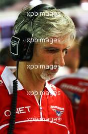 Damon Hill (GBR) Sky Sports Presenter joins the Marussia F1 Team mechanics. 19.09.2014. Formula 1 World Championship, Rd 14, Singapore Grand Prix, Singapore, Singapore, Practice Day.
