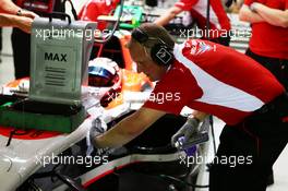 Johnny Herbert (GBR) Sky Sports F1 Presenter works with the Marussia F1 Team mechanics. 19.09.2014. Formula 1 World Championship, Rd 14, Singapore Grand Prix, Singapore, Singapore, Practice Day.
