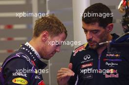 (L to R): Sebastian Vettel (GER) Red Bull Racing with Guillaume Rocquelin (ITA) Red Bull Racing Race Engineer. 19.09.2014. Formula 1 World Championship, Rd 14, Singapore Grand Prix, Singapore, Singapore, Practice Day.