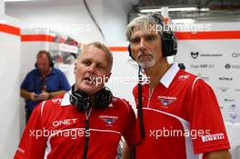 (L to R): Johnny Herbert (GBR) Sky Sports F1 Presenter and Damon Hill (GBR) Sky Sports Presenter work with the Marussia F1 Team mechanics. 19.09.2014. Formula 1 World Championship, Rd 14, Singapore Grand Prix, Singapore, Singapore, Practice Day.