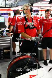 Damon Hill (GBR) Sky Sports Presenter  works with the Marussia F1 Team mechanics. 19.09.2014. Formula 1 World Championship, Rd 14, Singapore Grand Prix, Singapore, Singapore, Practice Day.