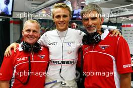 (L to R): Johnny Herbert (GBR) Sky Sports F1 Presenter with Max Chilton (GBR) Marussia F1 Team and Damon Hill (GBR) Sky Sports Presenter. 19.09.2014. Formula 1 World Championship, Rd 14, Singapore Grand Prix, Singapore, Singapore, Practice Day.
