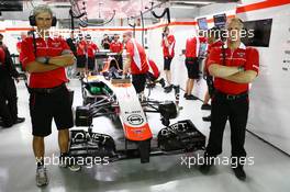 (L to R): Damon Hill (GBR) Sky Sports Presenter and Johnny Herbert (GBR) Sky Sports F1 Presenter work with the Marussia F1 Team Mechanics. 19.09.2014. Formula 1 World Championship, Rd 14, Singapore Grand Prix, Singapore, Singapore, Practice Day.