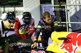 Sebastian Vettel (GER) Red Bull Racing RB10 stops at the end of FP1 and helps push the car back to the pits. 19.09.2014. Formula 1 World Championship, Rd 14, Singapore Grand Prix, Singapore, Singapore, Practice Day.