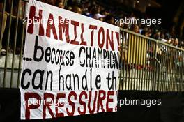 Banner for Lewis Hamilton (GBR) Mercedes AMG F1. 21.09.2014. Formula 1 World Championship, Rd 14, Singapore Grand Prix, Singapore, Singapore, Race Day.