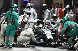 Lewis Hamilton (GBR) Mercedes AMG F1 W05 makes a pit stop. 21.09.2014. Formula 1 World Championship, Rd 14, Singapore Grand Prix, Singapore, Singapore, Race Day.