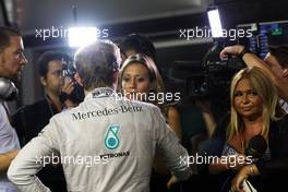 Nico Rosberg (GER) Mercedes AMG F1 W05 with the media after he retired from the race. 21.09.2014. Formula 1 World Championship, Rd 14, Singapore Grand Prix, Singapore, Singapore, Race Day.
