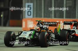 Sergio Perez (MEX) Sahara Force India F1 VJM07 with a damaged front wing. 21.09.2014. Formula 1 World Championship, Rd 14, Singapore Grand Prix, Singapore, Singapore, Race Day.