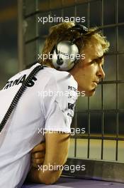 Nico Rosberg (GER) Mercedes AMG F1 W05 watches the race from the pit lane. 21.09.2014. Formula 1 World Championship, Rd 14, Singapore Grand Prix, Singapore, Singapore, Race Day.