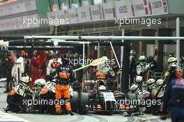 Sergio Perez (MEX) Sahara Force India F1 VJM07 pit stop. 21.09.2014. Formula 1 World Championship, Rd 14, Singapore Grand Prix, Singapore, Singapore, Race Day.