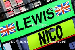 Lewis Hamilton (GBR), Mercedes AMG F1 Team, Nico Rosberg (GER), Mercedes AMG F1 Team  20.09.2014. Formula 1 World Championship, Rd 14, Singapore Grand Prix, Singapore, Singapore, Qualifying Day.