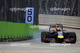 Daniel Ricciardo (AUS) Red Bull Racing RB10 locks up under braking. 20.09.2014. Formula 1 World Championship, Rd 14, Singapore Grand Prix, Singapore, Singapore, Qualifying Day.