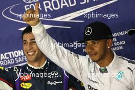 Lewis Hamilton (GBR), Mercedes AMG F1 Team and Daniel Ricciardo (AUS), Red Bull Racing  20.09.2014. Formula 1 World Championship, Rd 14, Singapore Grand Prix, Singapore, Singapore, Qualifying Day.