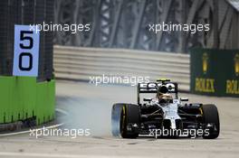 Kevin Magnussen (DEN) McLaren MP4-29 locks up under braking. 20.09.2014. Formula 1 World Championship, Rd 14, Singapore Grand Prix, Singapore, Singapore, Qualifying Day.