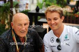 (L to R): Stirling Moss (GBR) with Nico Rosberg (GER) Mercedes AMG F1. 21.09.2014. Formula 1 World Championship, Rd 14, Singapore Grand Prix, Singapore, Singapore, Race Day.