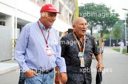 (L to R): Niki Lauda (AUT) Mercedes Non-Executive Chairman with Stirling Moss (GBR). 21.09.2014. Formula 1 World Championship, Rd 14, Singapore Grand Prix, Singapore, Singapore, Race Day.