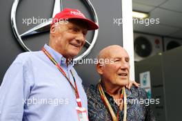(L to R): Niki Lauda (AUT) Mercedes Non-Executive Chairman with Stirling Moss (GBR). 21.09.2014. Formula 1 World Championship, Rd 14, Singapore Grand Prix, Singapore, Singapore, Race Day.