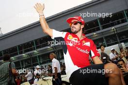 Fernando Alonso (ESP) Ferrari on the drivers parade. 21.09.2014. Formula 1 World Championship, Rd 14, Singapore Grand Prix, Singapore, Singapore, Race Day.