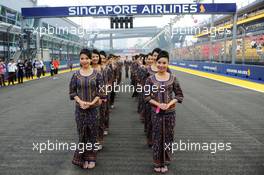 Grid girls on the drivers parade. 21.09.2014. Formula 1 World Championship, Rd 14, Singapore Grand Prix, Singapore, Singapore, Race Day.