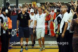 (L to R): Nico Hulkenberg (GER) Sahara Force India F1 with Nico Rosberg (GER) Mercedes AMG F1 on the drivers parade. 21.09.2014. Formula 1 World Championship, Rd 14, Singapore Grand Prix, Singapore, Singapore, Race Day.
