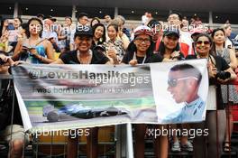 Lewis Hamilton (GBR) Mercedes AMG F1 fans and banner. 21.09.2014. Formula 1 World Championship, Rd 14, Singapore Grand Prix, Singapore, Singapore, Race Day.