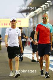 (L to R): Nico Rosberg (GER) Mercedes AMG F1 with Daniel Schloesser (GER) Mercedes AMG F1 Physio. 18.09.2014. Formula 1 World Championship, Rd 14, Singapore Grand Prix, Singapore, Singapore, Preparation Day.