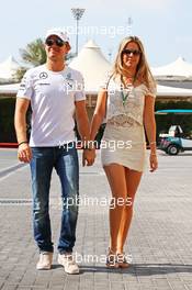 Nico Rosberg (GER) Mercedes AMG F1 with his wife Vivian Rosberg (GER). 21.11.2014. Formula 1 World Championship, Rd 19, Abu Dhabi Grand Prix, Yas Marina Circuit, Abu Dhabi, Practice Day.