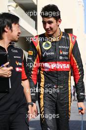 Esteban Ocon (FRA) Lotus F1 Team Test Driver (Right) with Ayao Komatsu (JPN) Lotus F1 Team Race Engineer. 21.11.2014. Formula 1 World Championship, Rd 19, Abu Dhabi Grand Prix, Yas Marina Circuit, Abu Dhabi, Practice Day.