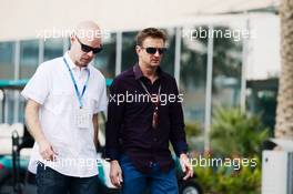(L to R): Jan Magnussen (DEN) with Allan McNish (GBR) BBC F1 Presenter. 21.11.2014. Formula 1 World Championship, Rd 19, Abu Dhabi Grand Prix, Yas Marina Circuit, Abu Dhabi, Practice Day.