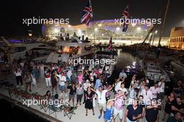 Fans in the harbour. 23.11.2014. Formula 1 World Championship, Rd 19, Abu Dhabi Grand Prix, Yas Marina Circuit, Abu Dhabi, Race Day.