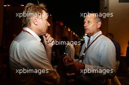 (L to R): Mika Hakkinen (FIN) with Ron Dennis (GBR) McLaren Executive Chairman. 23.11.2014. Formula 1 World Championship, Rd 19, Abu Dhabi Grand Prix, Yas Marina Circuit, Abu Dhabi, Race Day.