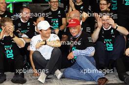 Nico Rosberg (GER) Mercedes AMG F1 with Niki Lauda (AUT) Mercedes Non-Executive Chairman and the team. 23.11.2014. Formula 1 World Championship, Rd 19, Abu Dhabi Grand Prix, Yas Marina Circuit, Abu Dhabi, Race Day.