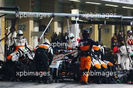 Nico Hulkenberg (GER) Sahara Force India F1 VJM07 makes a pit stop. 23.11.2014. Formula 1 World Championship, Rd 19, Abu Dhabi Grand Prix, Yas Marina Circuit, Abu Dhabi, Race Day.