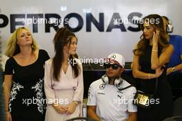 Linda Hamilton with Nick Hamilton and Nicole Scherzinger (USA) Singer, step mother, brother and girlfriend of Lewis Hamilton (GBR) Mercedes AMG F1. 23.11.2014. Formula 1 World Championship, Rd 19, Abu Dhabi Grand Prix, Yas Marina Circuit, Abu Dhabi, Race Day.