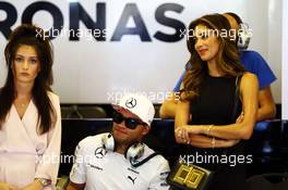 Nick Hamilton (GBR) and Nicole Scherzinger (USA) Singer, brother and girlfriend of Lewis Hamilton (GBR) Mercedes AMG F1. 23.11.2014. Formula 1 World Championship, Rd 19, Abu Dhabi Grand Prix, Yas Marina Circuit, Abu Dhabi, Race Day.