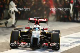 Romain Grosjean (FRA) Lotus F1 E22 makes a pit stop. 23.11.2014. Formula 1 World Championship, Rd 19, Abu Dhabi Grand Prix, Yas Marina Circuit, Abu Dhabi, Race Day.