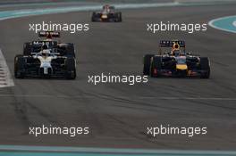Kevin Magnussen (DEN) McLaren MP4-29 and Daniel Ricciardo (AUS) Red Bull Racing RB10 battle for position. 23.11.2014. Formula 1 World Championship, Rd 19, Abu Dhabi Grand Prix, Yas Marina Circuit, Abu Dhabi, Race Day.