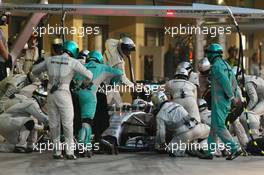 Lewis Hamilton (GBR) Mercedes AMG F1 W05 makes a pit stop. 23.11.2014. Formula 1 World Championship, Rd 19, Abu Dhabi Grand Prix, Yas Marina Circuit, Abu Dhabi, Race Day.