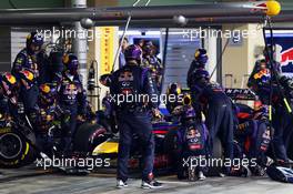 Daniel Ricciardo (AUS) Red Bull Racing RB10 makes a pit stop. 23.11.2014. Formula 1 World Championship, Rd 19, Abu Dhabi Grand Prix, Yas Marina Circuit, Abu Dhabi, Race Day.