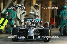 Lewis Hamilton (GBR) Mercedes AMG F1 W05 makes a pit stop. 23.11.2014. Formula 1 World Championship, Rd 19, Abu Dhabi Grand Prix, Yas Marina Circuit, Abu Dhabi, Race Day.