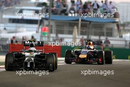 Kevin Magnussen (DEN), McLaren F1  23.11.2014. Formula 1 World Championship, Rd 19, Abu Dhabi Grand Prix, Yas Marina Circuit, Abu Dhabi, Race Day.