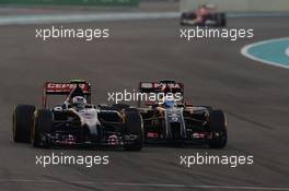 Daniil Kvyat (RUS) Scuderia Toro Rosso STR9 and Romain Grosjean (FRA) Lotus F1 E22 battle for position. 23.11.2014. Formula 1 World Championship, Rd 19, Abu Dhabi Grand Prix, Yas Marina Circuit, Abu Dhabi, Race Day.