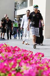 Sergio Perez (MEX) Sahara Force India F1. 22.11.2014. Formula 1 World Championship, Rd 19, Abu Dhabi Grand Prix, Yas Marina Circuit, Abu Dhabi, Qualifying Day.