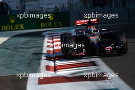 Daniil Kvyat (RUS) Scuderia Toro Rosso STR9. 22.11.2014. Formula 1 World Championship, Rd 19, Abu Dhabi Grand Prix, Yas Marina Circuit, Abu Dhabi, Qualifying Day.