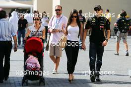 Pastor Maldonado (VEN) Lotus F1 Team with his wife Gabriele and baby daughter Victoria. 23.11.2014. Formula 1 World Championship, Rd 19, Abu Dhabi Grand Prix, Yas Marina Circuit, Abu Dhabi, Race Day.