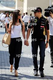 Pastor Maldonado (VEN) Lotus F1 Team with his wife Gabriele. 23.11.2014. Formula 1 World Championship, Rd 19, Abu Dhabi Grand Prix, Yas Marina Circuit, Abu Dhabi, Race Day.