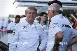 (L to R): Thomas Weber (GER) Member of the Board of Management of Daimler AG with Dr. Dieter Zetsche (GER) Daimler AG CEO. 23.11.2014. Formula 1 World Championship, Rd 19, Abu Dhabi Grand Prix, Yas Marina Circuit, Abu Dhabi, Race Day.