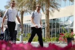 Jenson Button (GBR) McLaren with Mike Collier (GBR) Personal Trainer (Left). 23.11.2014. Formula 1 World Championship, Rd 19, Abu Dhabi Grand Prix, Yas Marina Circuit, Abu Dhabi, Race Day.